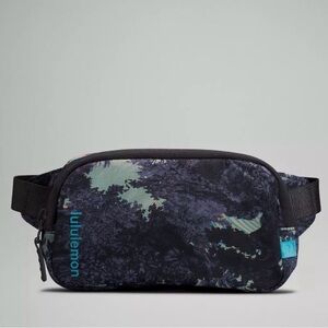 NWT Lululemon Everywhere Mini Belt Bag In Psychedelic Toile Peri Purple Multi